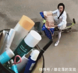  大姐|大姐，你也太没有素质了吧，脚怎么放在了餐桌上