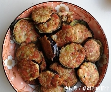  茄子|家常菜制作：香煎茄子盒，馅料填饱满呈现出来的口感会更好