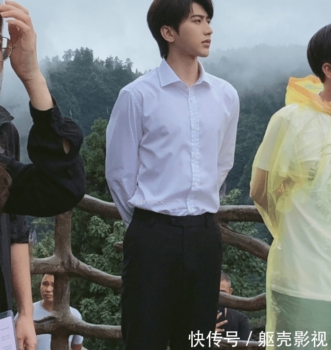  拍下|蔡徐坤参加慰问演出，却偶遇路人拍下生图，真实颜值帅出新高度