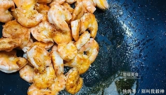 上桌|连壳吞的椒盐虾,一上桌就被扫光,好吃到忘记吃饭,教你怎么做吧