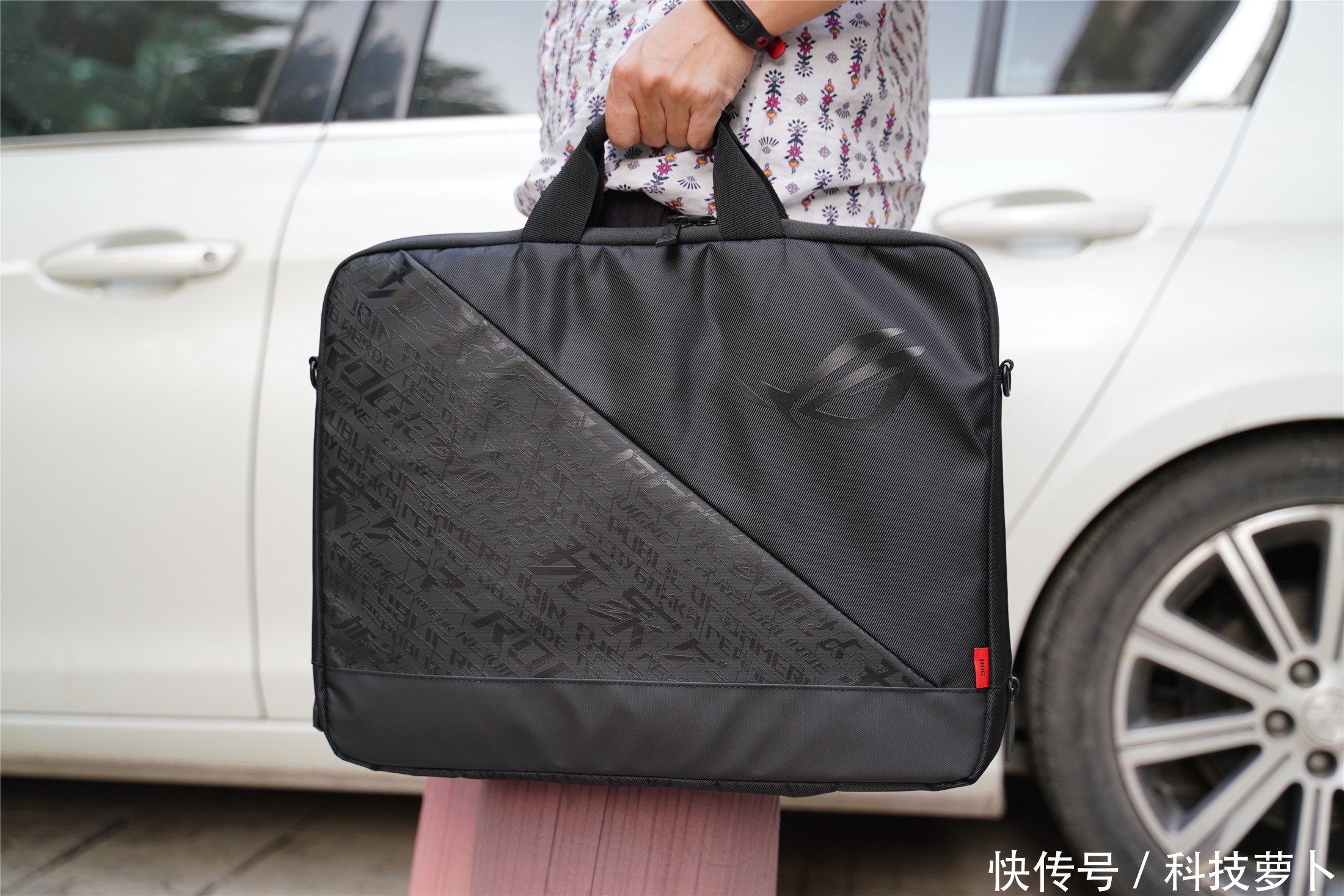 全球|全球首款240Hz+3ms电竞便携显示器,ROG XG17AHP评测