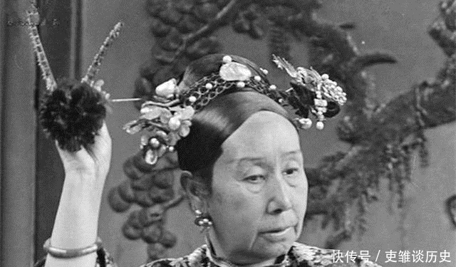  上厕所|慈禧出恭时为何要让宫女站在一边，且还要口中含温水？真实原因让人不敢相信