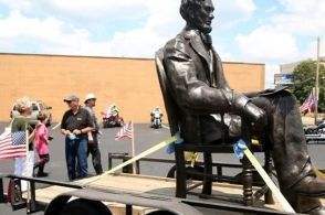  美国|美国这位总统，为了解放黑奴被暗杀，如今黑人却要求拆掉他的雕像