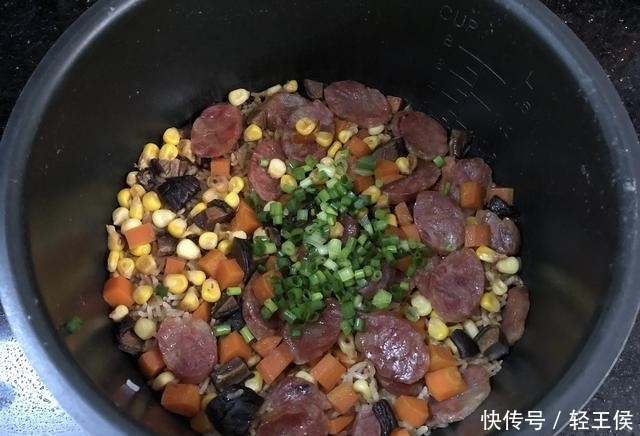 腊肠焖饭|天冷米饭最爱此样做,饭菜一锅端,热乎乎香喷喷,营养好吃又省事