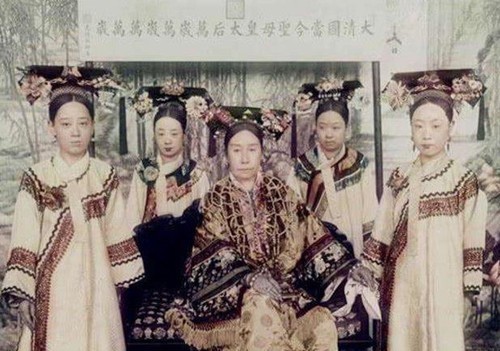 晚清|晚清第一美人：黑白照难掩美貌，慈禧照相必带她，最后却孤独终老