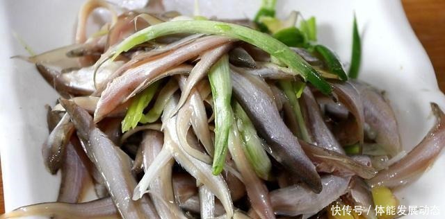 过年|过年不出门吃什么拿出朋友送的小鱼,教你糖醋凤尾鱼的做法