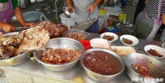 摆摊|六旬老夫妻摆摊卖小吃，20元一碗没人嫌贵，老顾客：就认这个味！