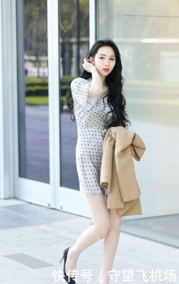 驼色|甜美波点裙,搭配驼色风衣,尽显独特女人味
