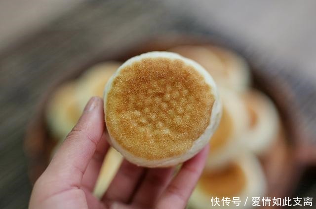 美味|面粉别再做包子了,试试这款小吃吧,咬一口,瞬间爆浆,美味极了