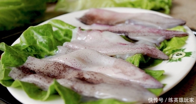  麻烦|鱿鱼去皮麻烦？老渔民口述小技巧，30秒去皮不用焯，又鲜又嫩