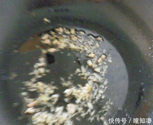 寒冷|带有粽叶香味的香菇鸡腿饭非常适合寒冷和多雨的天气