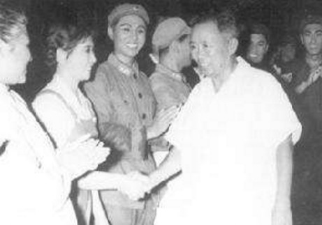  回乡|开国上将回乡遇“疯婆子”，上将却说：谁再敢拦她，我就毙了谁