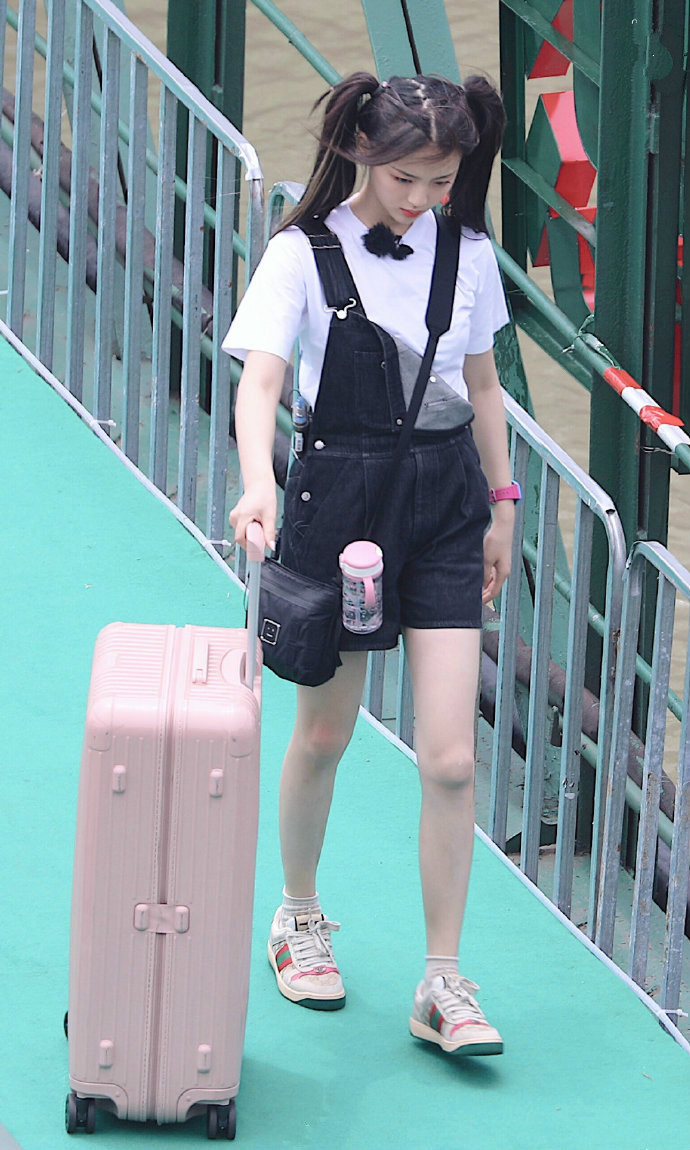 超越|杨超越录《中餐厅》,虽然还是擦桌子扫地,但一身造型都已上万块