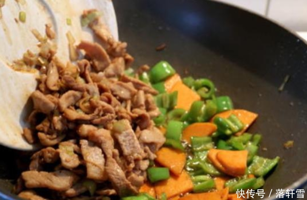 滑入|不管炒什么肉,别再加淀粉!大厨教你3招,肉质嫩滑入味,还不腥
