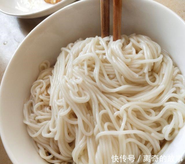  鸡蛋|煎蛋拌面，简单好吃又饱腹