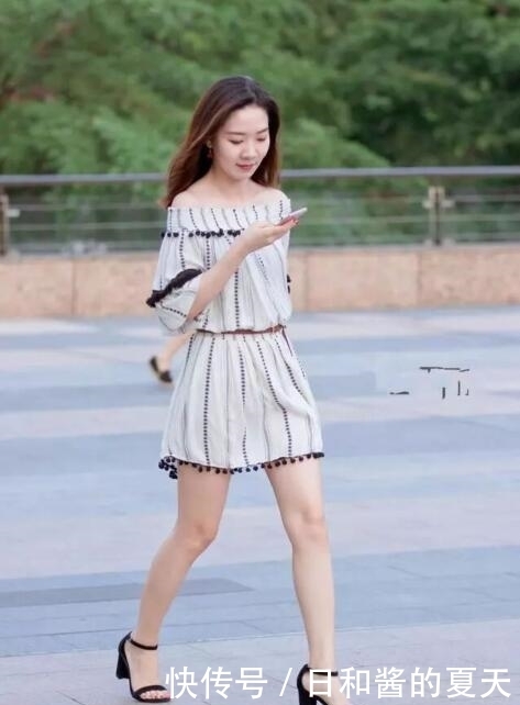 美妙|街拍小美女身穿小背心配牛仔裤,美妙身材,显得非常漂亮