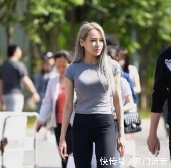  时尚|穿着紧身打底裤，大秀丽两腿，呈现自身的魔鬼身材