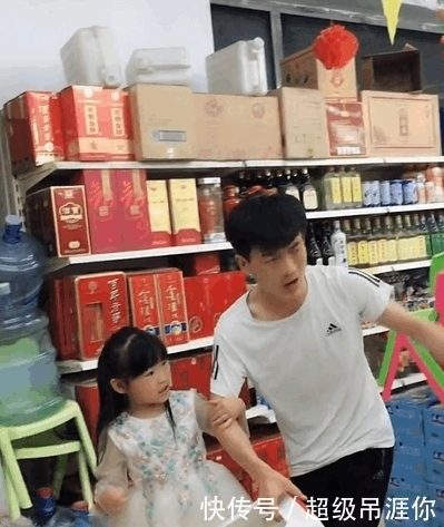 回击|夫妻吵架老婆把手机摔了, 老公拿起板凳回击, 女儿几句话让老爸怂了