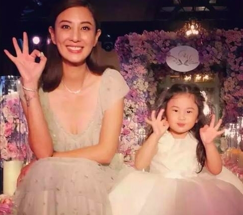  梁学储|郑希怡和老公约会显随意，梁学储T恤配黑框，老婆却穿条纹睡衣