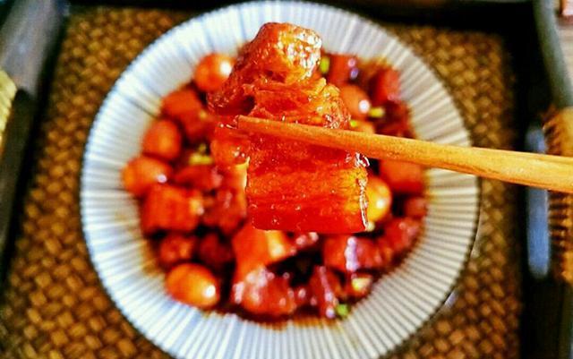  红烧肉|红烧肉不要放八角、桂皮，放上这2样炖才香，减肥都要吃一顿