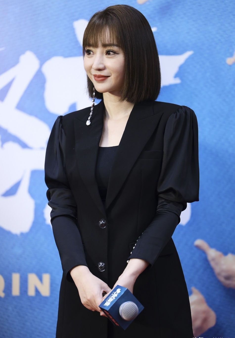  柳岩|40岁柳岩老了，黑西装空气刘海亮相，打扮年轻藏不住眼角皱纹