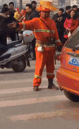 场合|搞笑GIF:妹子,搞笑要分场合,阿姨让你弄的都不知所措了