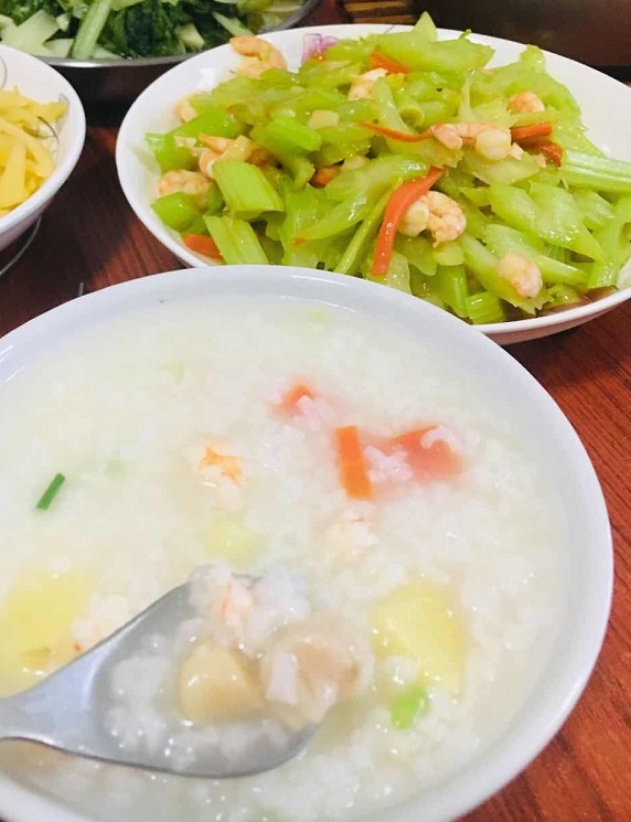  家里|同学家住海边，他说家里很穷，吃过他家的饭菜，我也想穷