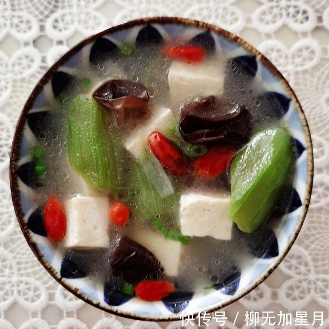  软烂|丝瓜炖豆腐，丝瓜鲜嫩，豆腐软烂，清香味美