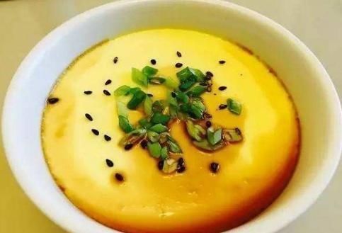 鸡蛋羹|蒸鸡蛋羹时,很多人第一步就做错,难怪蒸出来的不嫩滑