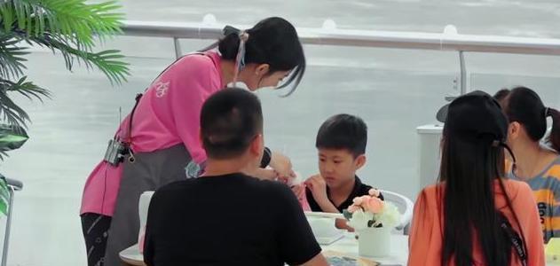  中餐厅|赵丽颖《中餐厅》收获好评，面对客人的建议，举动被网友点赞