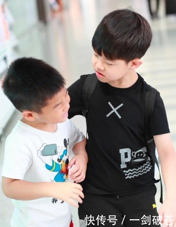  机场|小鱼儿和安吉在机场打架！鱼儿挥拳打安吉，最后被揪住耳朵教训