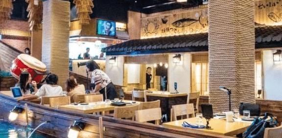 家餐厅里面|30吨海水装满餐厅,想吃鱼自己捞,用餐环境优美,你猜人均多少钱