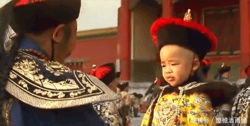 故宫|溥仪晚年回到故宫坐龙椅, 从龙椅下拿出当年藏的东西, 孩子都笑了