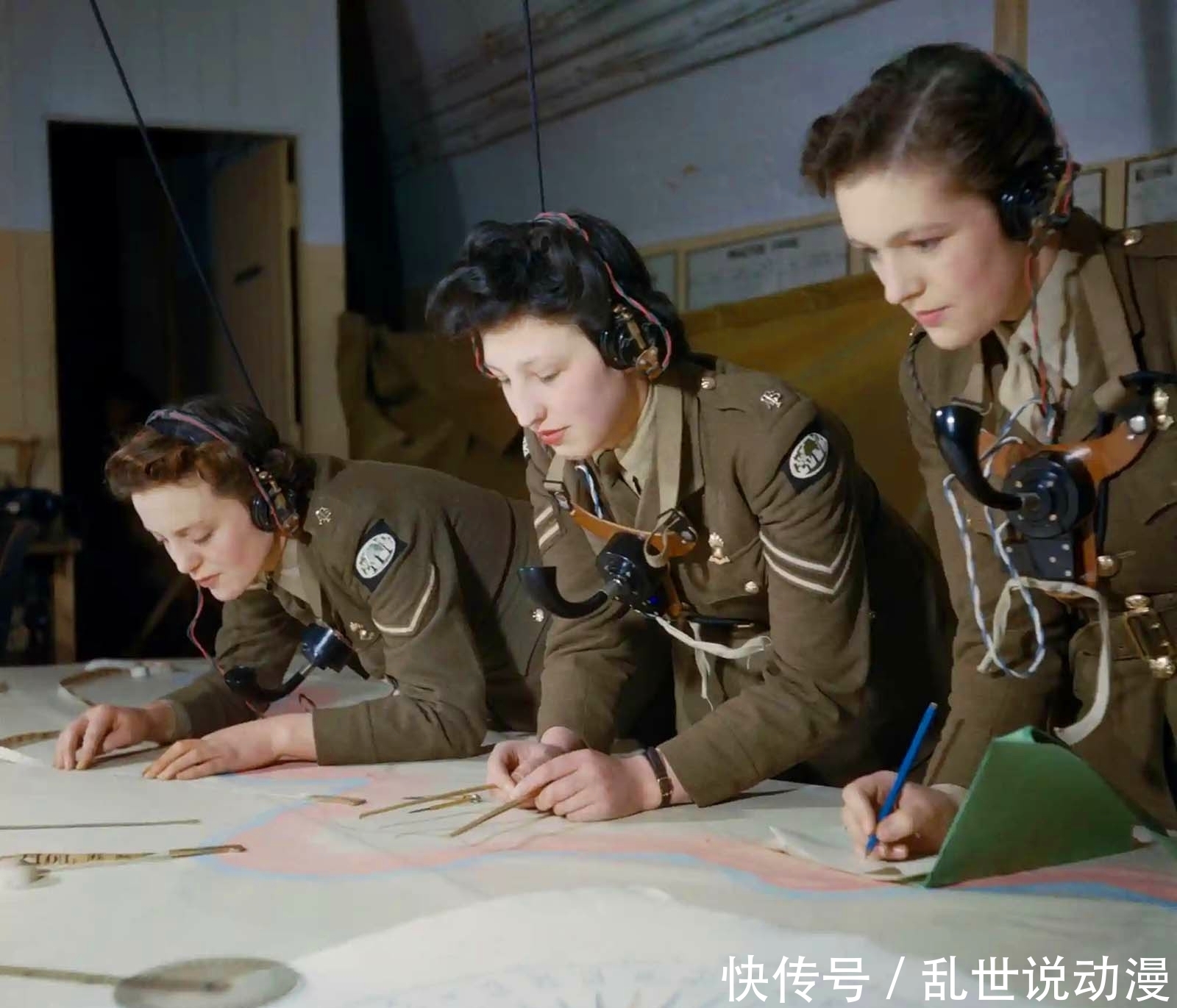 受降仪式|历史上过目难忘瞬间：在故宫签投降书的日军，图8在抗美援朝中用手枪开啤酒