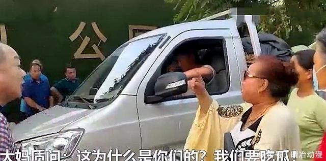  路队人员|小伙开车卖瓜被带走，大妈狂追百米仗义执言：不让卖瓜吃瓜咋弄？