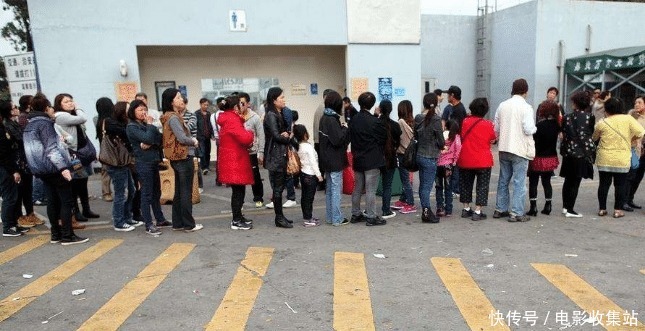 男士|国庆现 “奇观”：女生挤入男厕如厕、男士被迫在旁边方便…