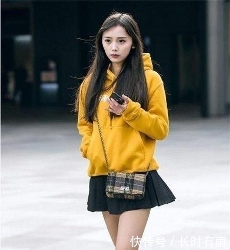  散发|气质的街拍：美女肤白貌美，散发迷人气质