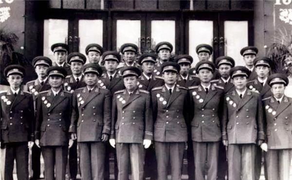 贺健|19岁骗母亲离家当兵,39岁成司令回乡探母,却被母亲打了一巴掌