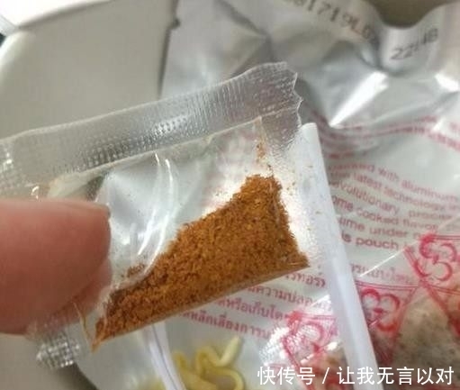 泰国|小伙在泰国旅游买了桶方便面,打开包装后感动不已