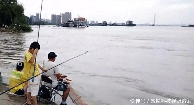  淡定|苦中作乐！长江边房子被淹，男子淡定二楼垂钓