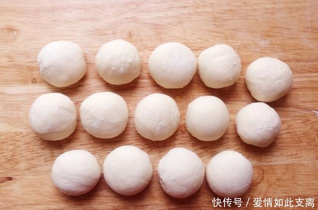 美味|面粉别再做包子了,试试这款小吃吧,咬一口,瞬间爆浆,美味极了