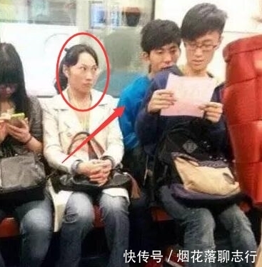 幽怨|妹子,你看到了什么,眼神这么幽怨,你也觉得旁边的小哥哥很娘嘛