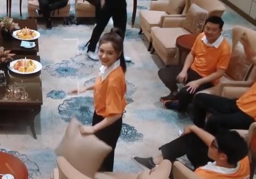 起立|其他嘉宾到来,baby都是瘫在沙发上,只有一位让她起立,双标不要太明显