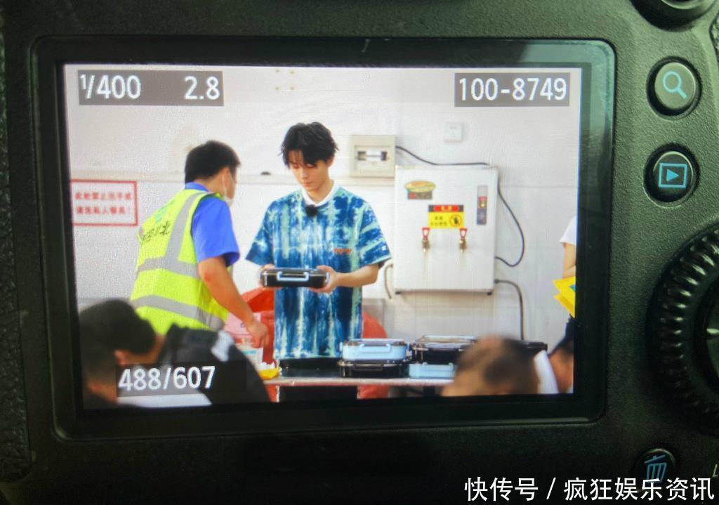 中餐厅|中餐厅向武汉防洪一线送餐,赵丽颖杨超越认真干活,王俊凯接地气