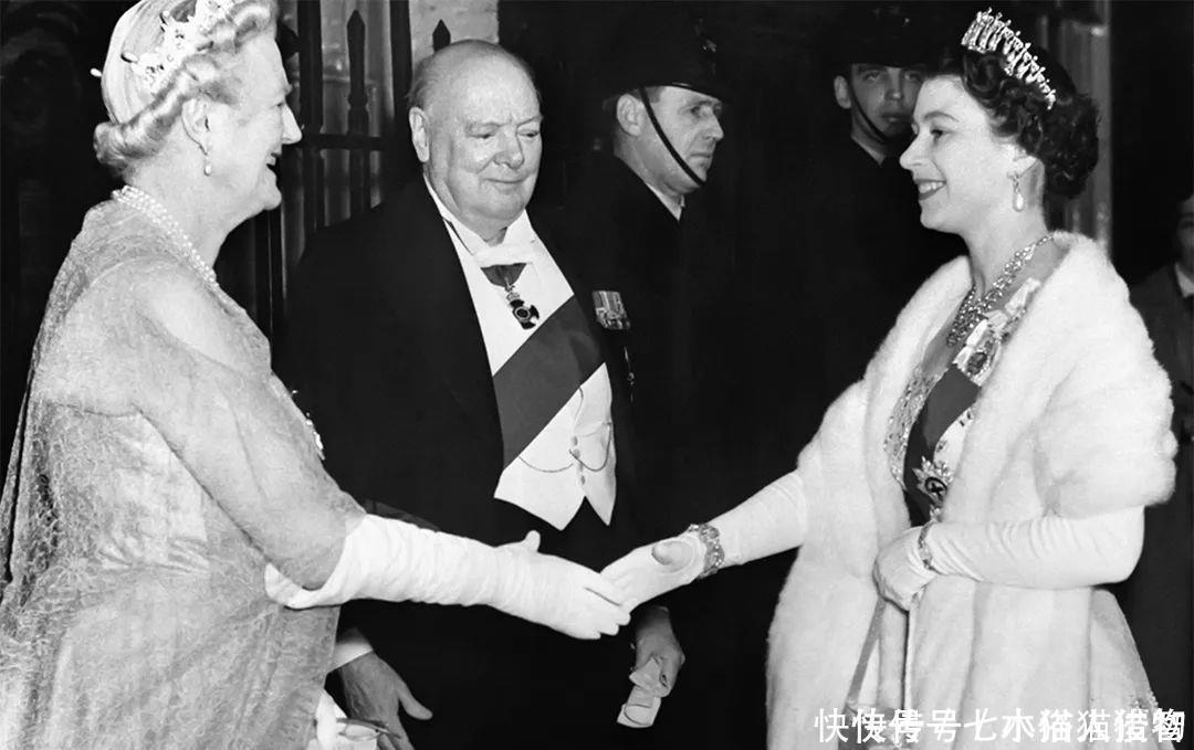 去世|英女王不忘旧恩看她长大的丘吉尔首相去世时,女王破例送他一程