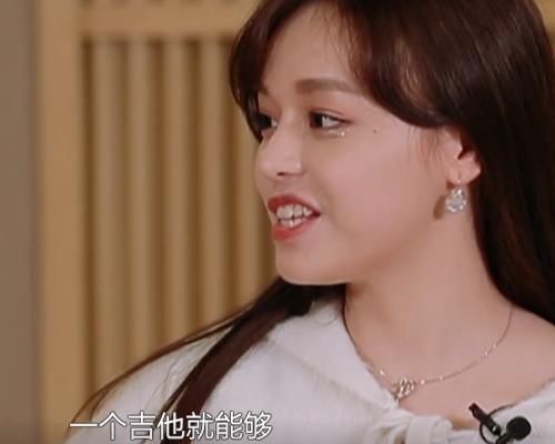 黄霄云|华晨宇用一把吉他完成表演,谁注意黄霄云的评价真懂还是假懂