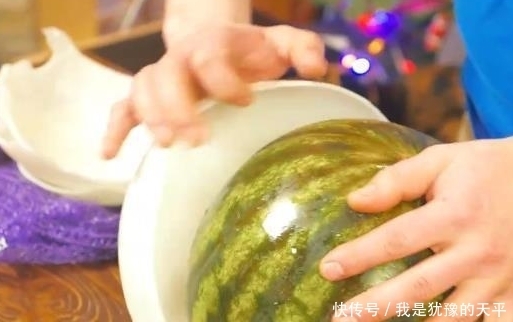 封蜡|男子用封蜡将西瓜封住,半年后重新打开,一刀切开当场就吐了