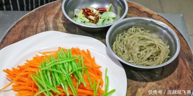 不粘锅|这才是地道的家常菜,大厨教你胡萝卜炒粉条技巧,粉条爽滑不粘锅