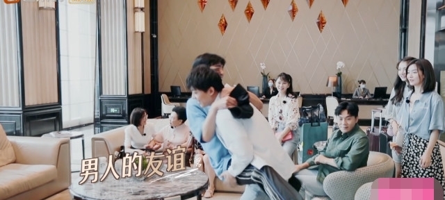  李晟|三个家庭齐聚，李晟麦迪娜挤一个沙发，伊能静遭冷落，人缘这么差？