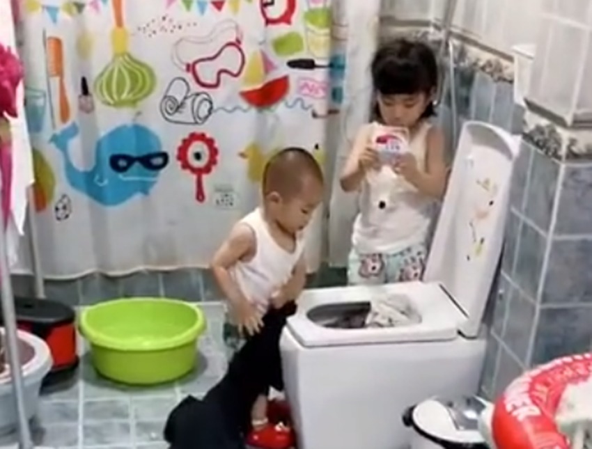 洗衣服|姐弟俩非要帮妈妈洗衣服,看到马桶后的瞬间,网友:差点气晕过去